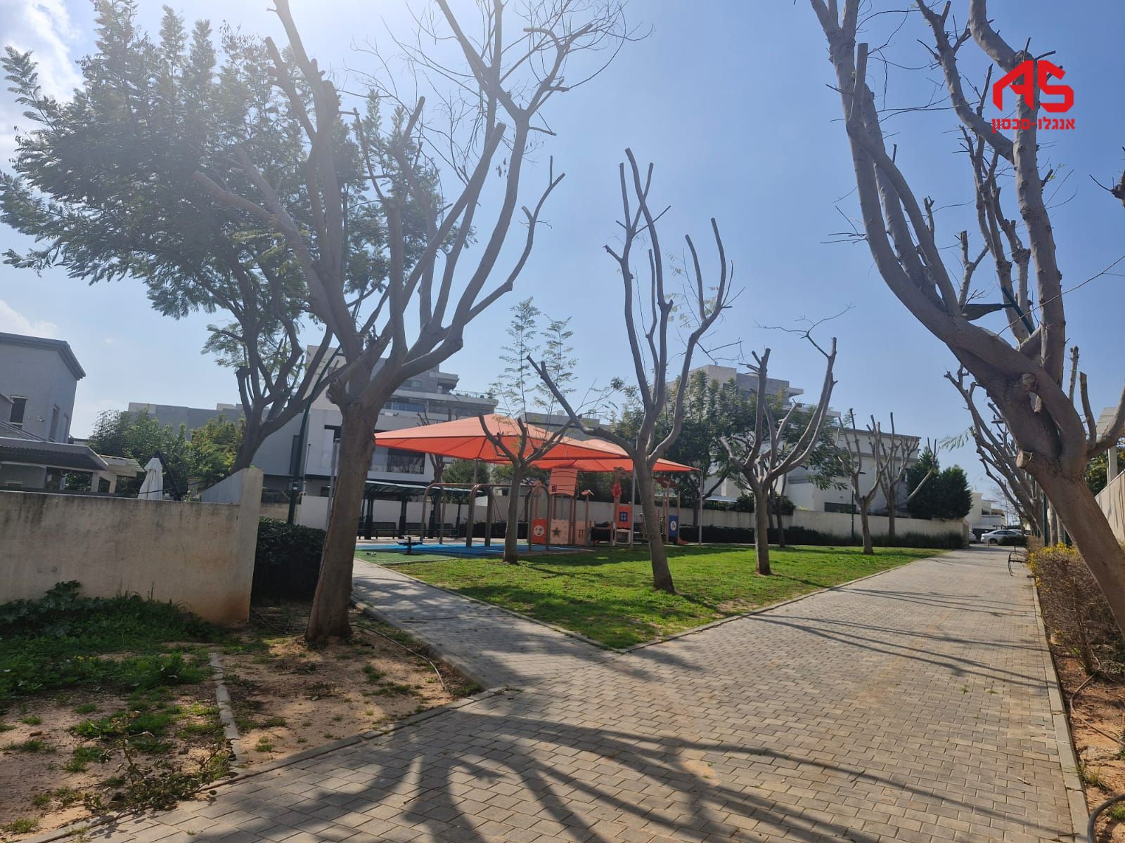 מגרש בפארק החלומות, חדרה שירותי תיווך
