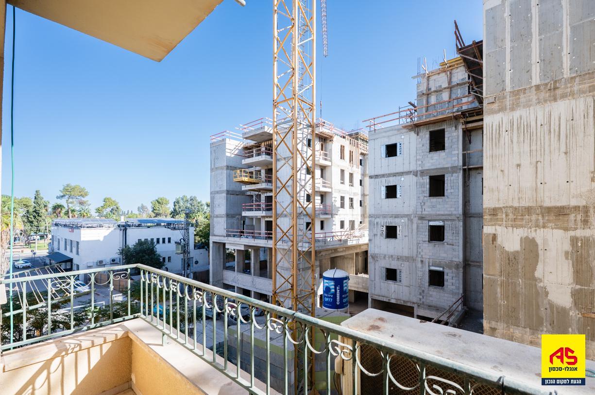 Appartement 4 Pièces à Ha-Dkalim Street,  Pardes Hanna-Karkur