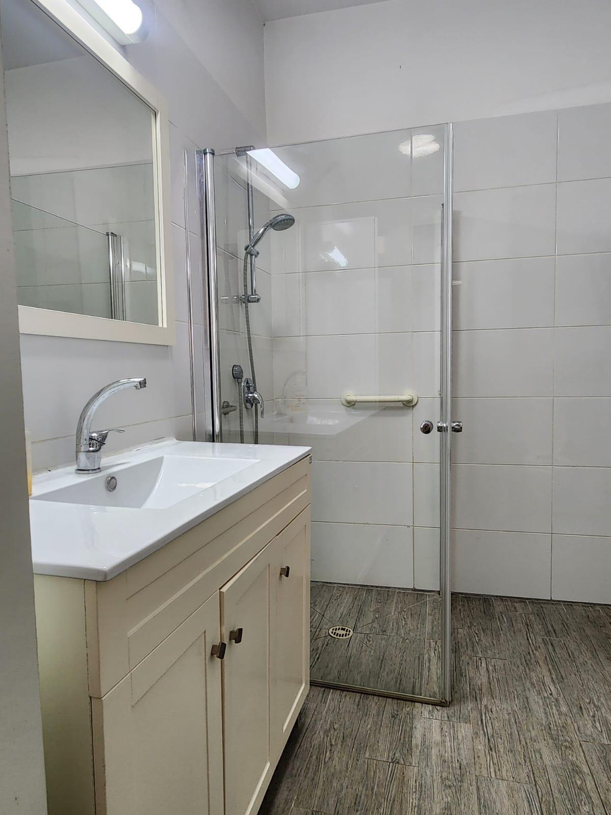 Rez de jardin 5 Pièces à Shmuel HaNagid Street,  Pardes Hanna-Karkur