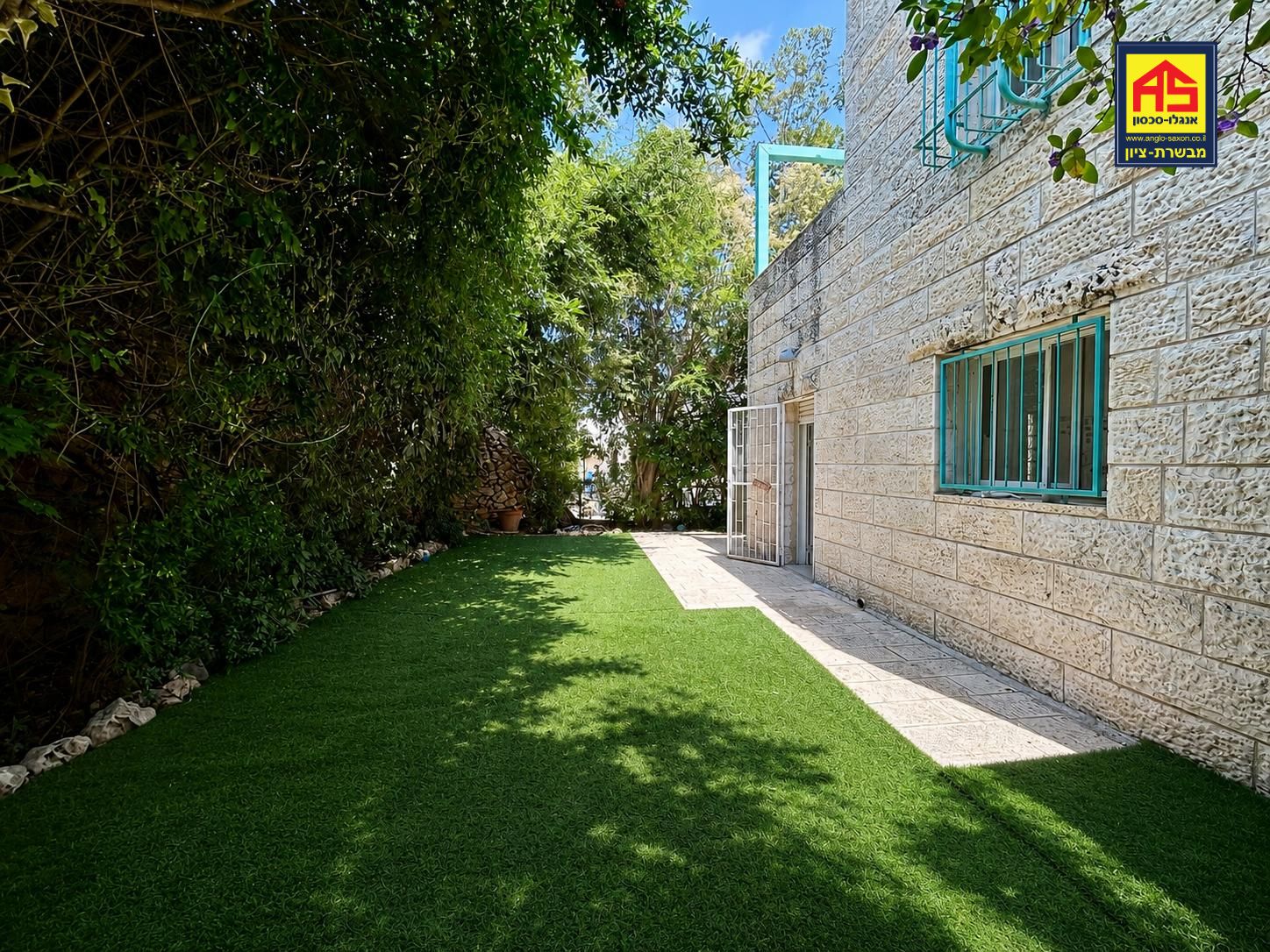 Home 8.5 Rooms in Mevaseret Zion,  Mevaseret Zion