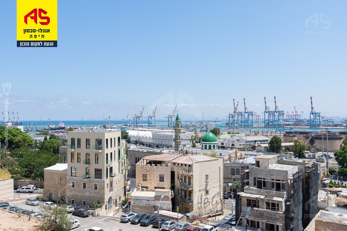 Apartment 4 Rooms in Wadi Salib, The Lower City,  Haifa