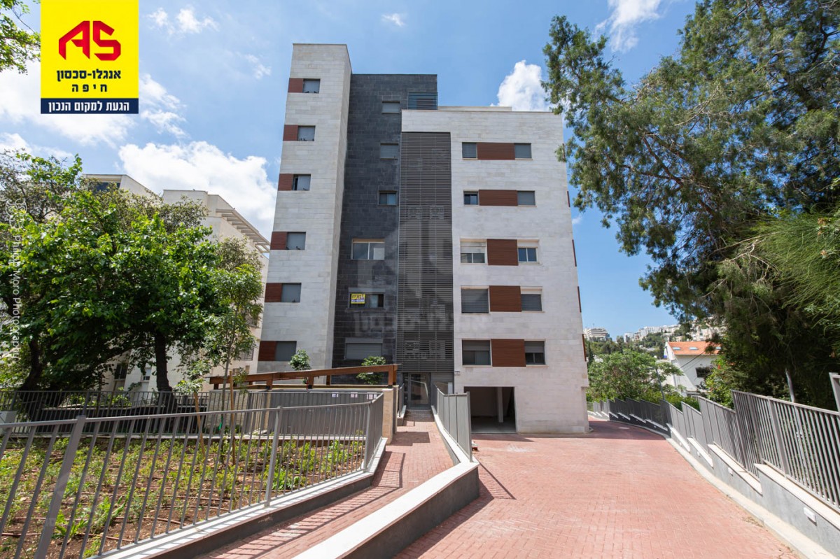 Apartment 5 Rooms in Ha-Tsalafim Street, Romema,  Haifa