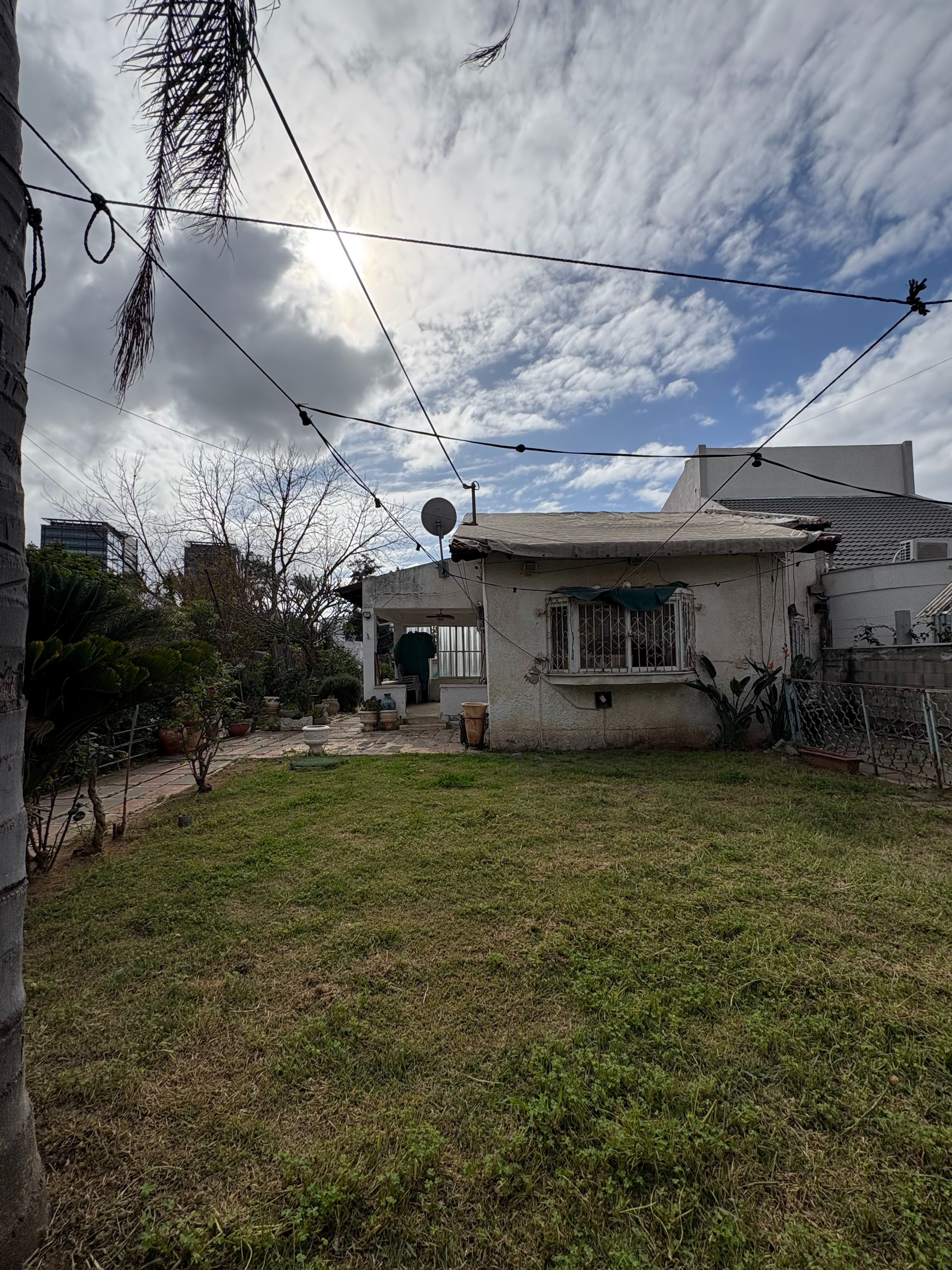 Home 4 Rooms in Ha-Maccabim Street, Neve Ne'eman,  Hod Hasharon