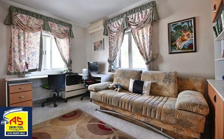   For Sale Apartment 6 Rooms in City Center,  Rehovot