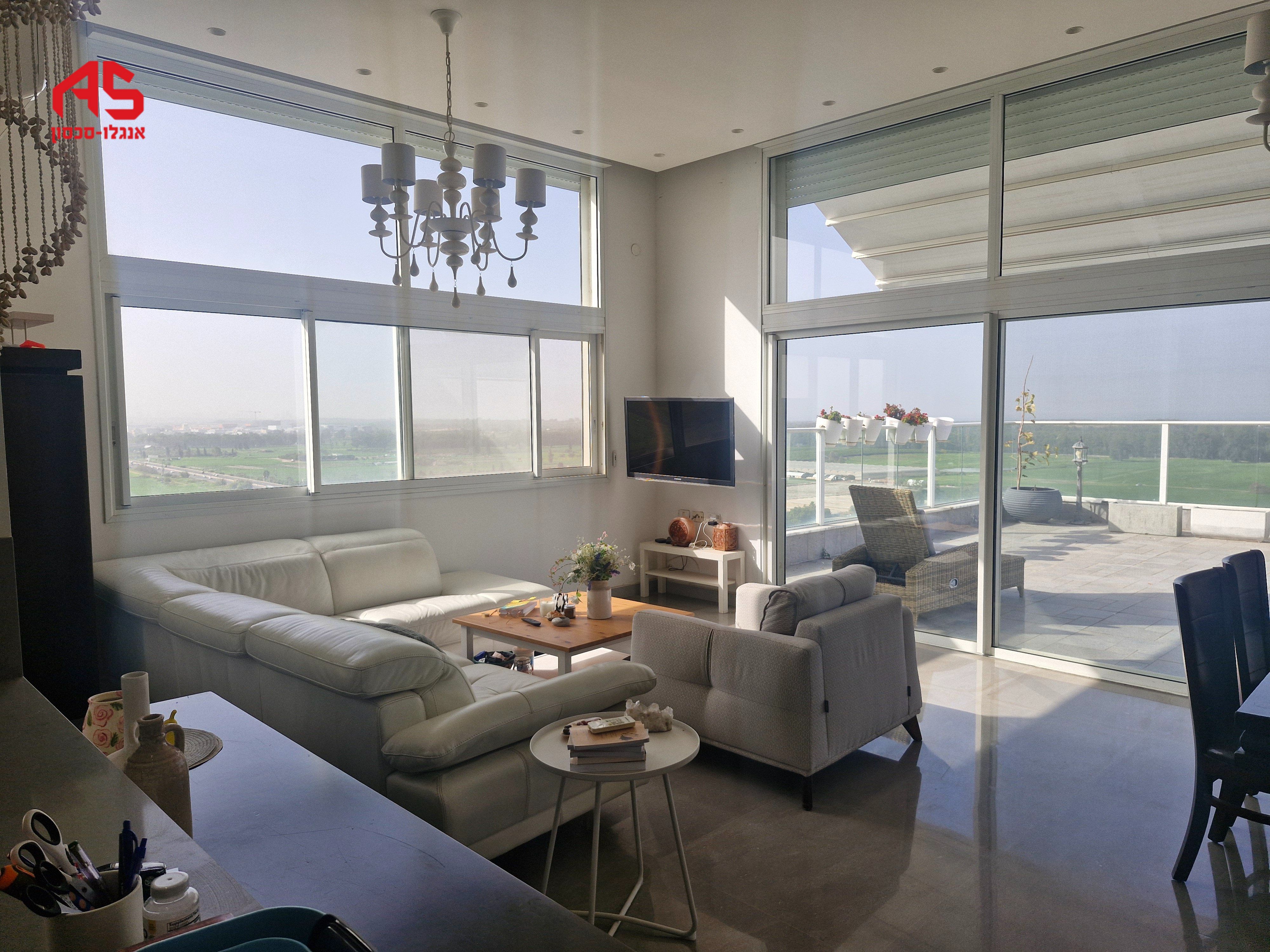 Penthouse 5 Rooms in Khadera Tsaira,  Hadera