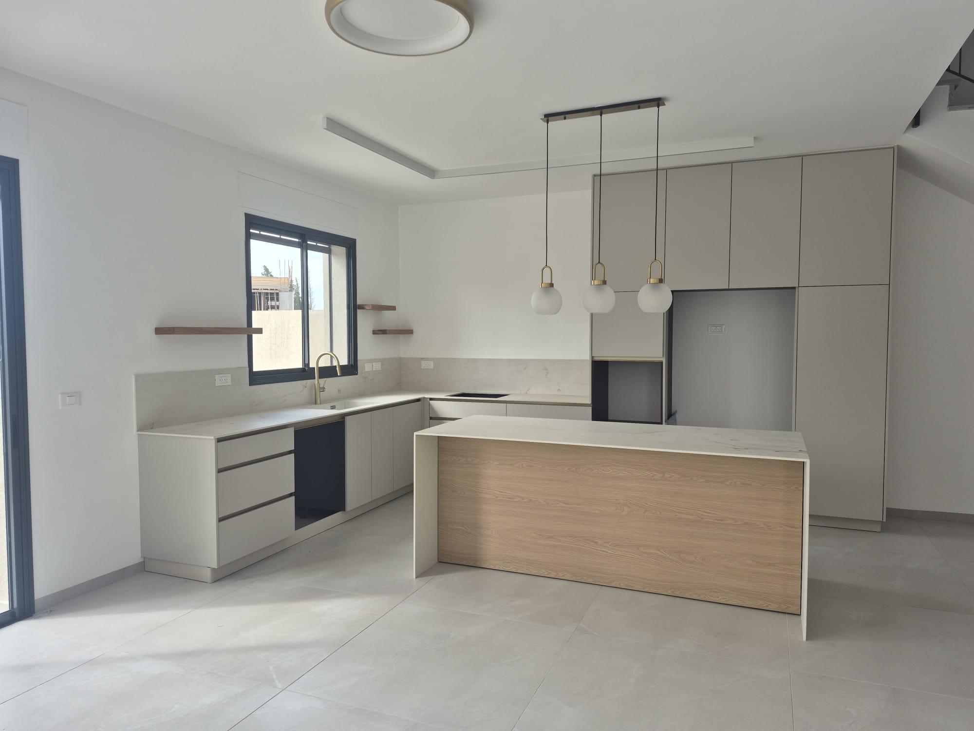 Garden apartment 5 Rooms in Iron Road,  Pardes Hanna-Karkur