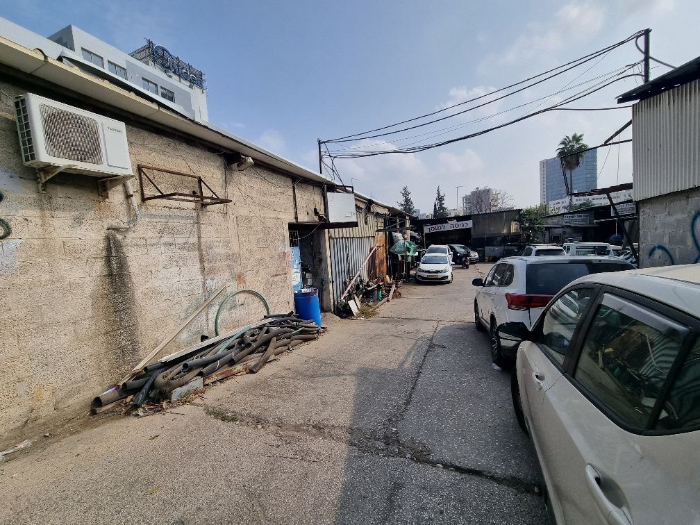 מבנה תעשיה בחומה ומגדל, מונטיפיורי, תל אביב יפו