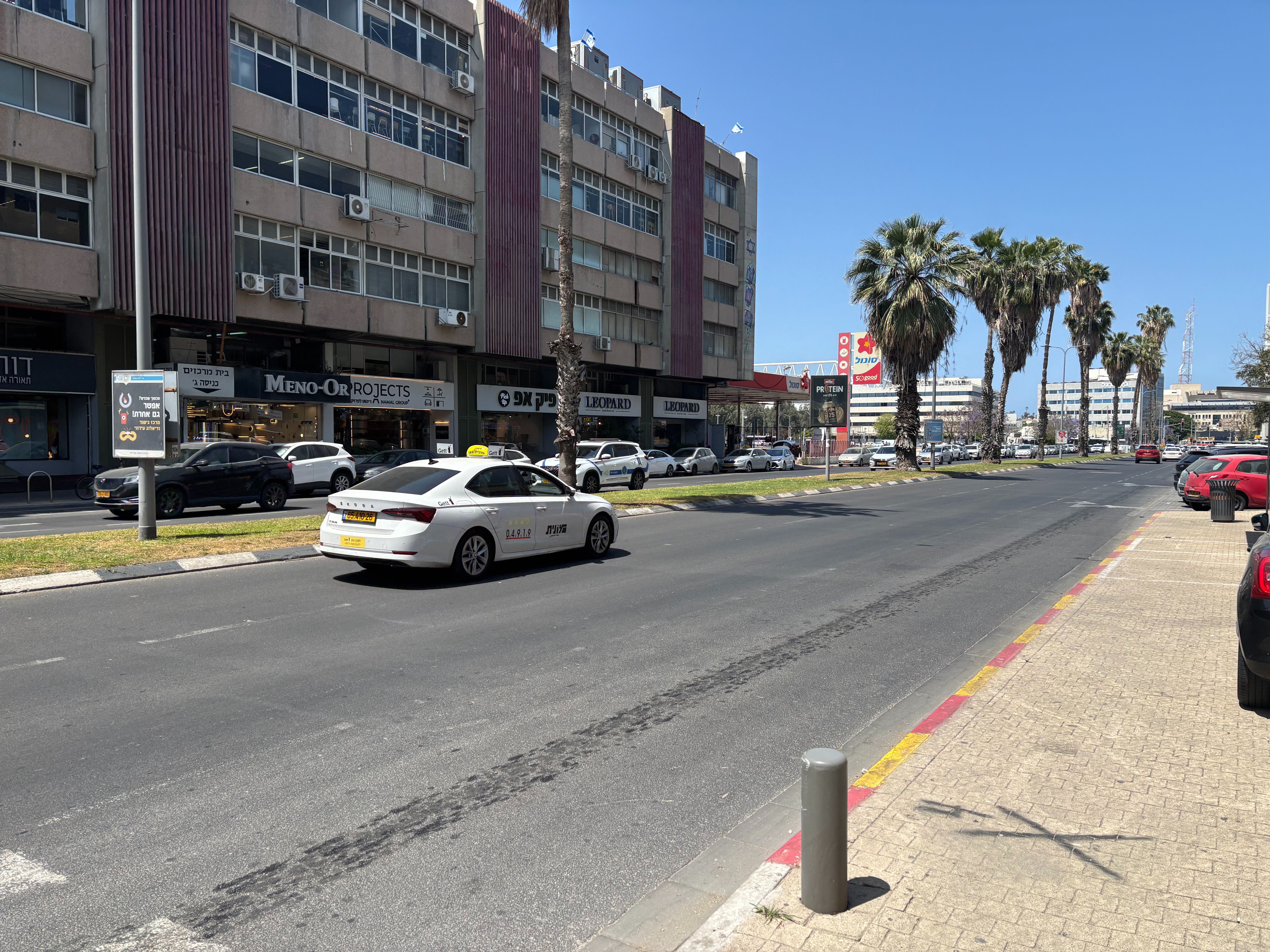 חנות בקיבוץ גלויות, דרום, תל אביב יפו