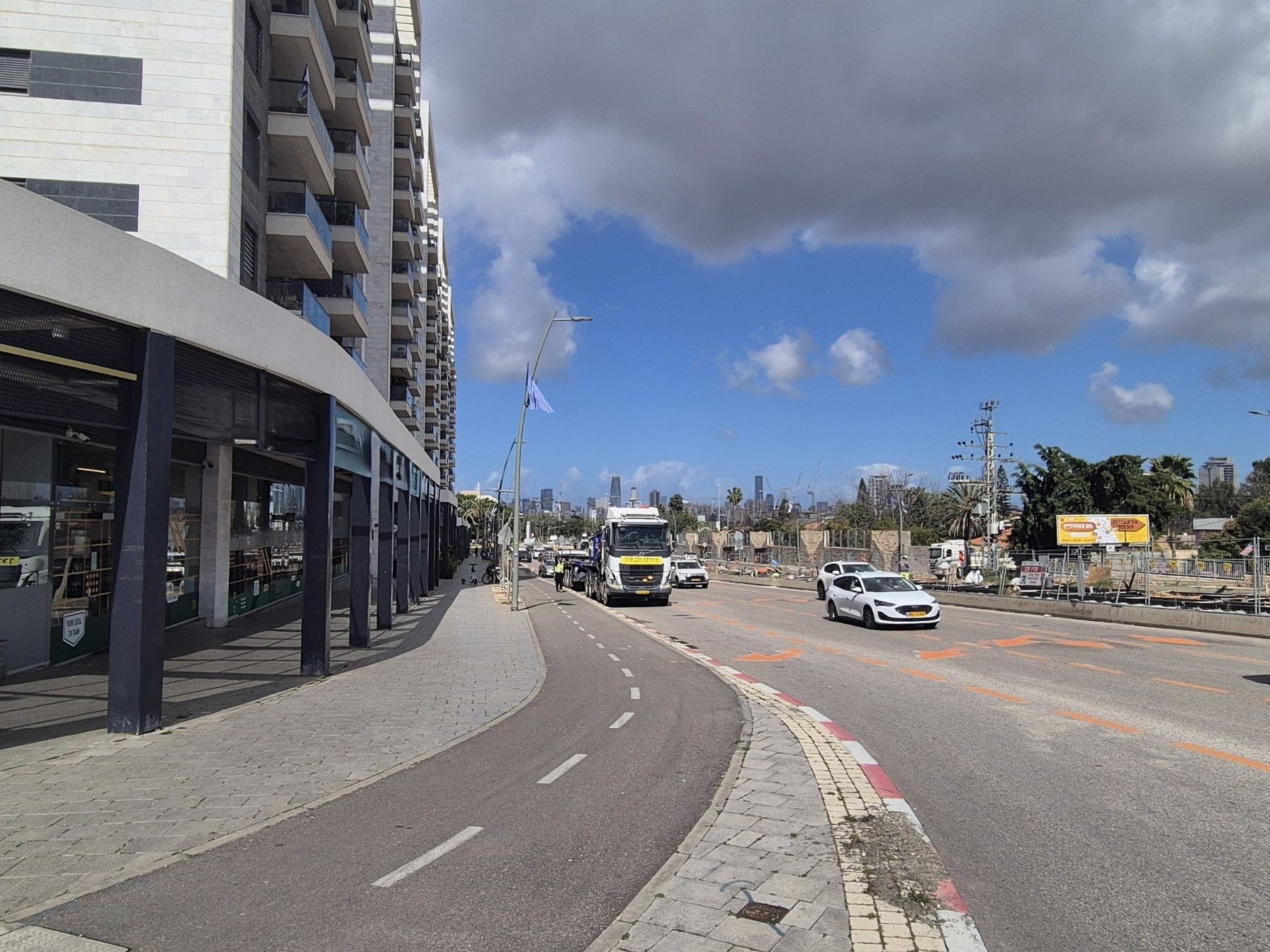 חנות בשדרות האורנים, רמת אפעל