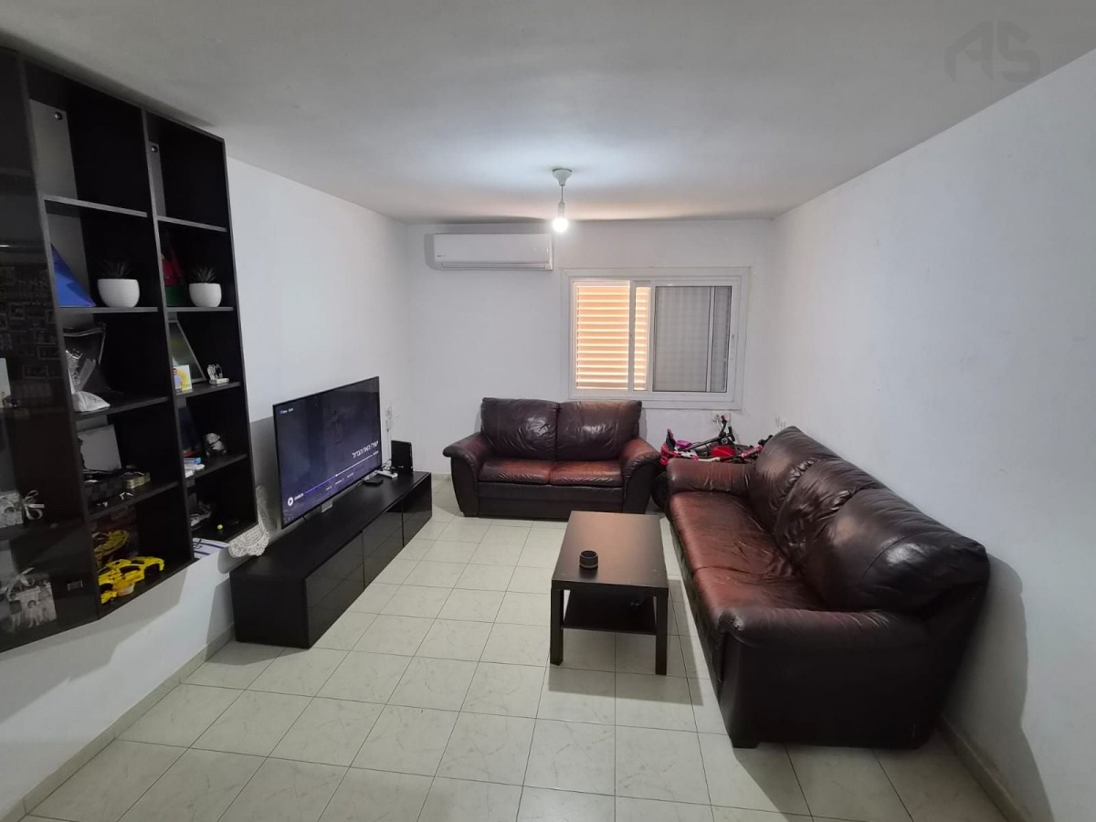 להשכרה דירת 4 חד' ברחבת צפת עם מעלית!