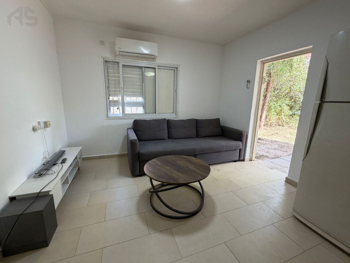 להשכרה דירת גן 2 חד' עם  גינה גדולה