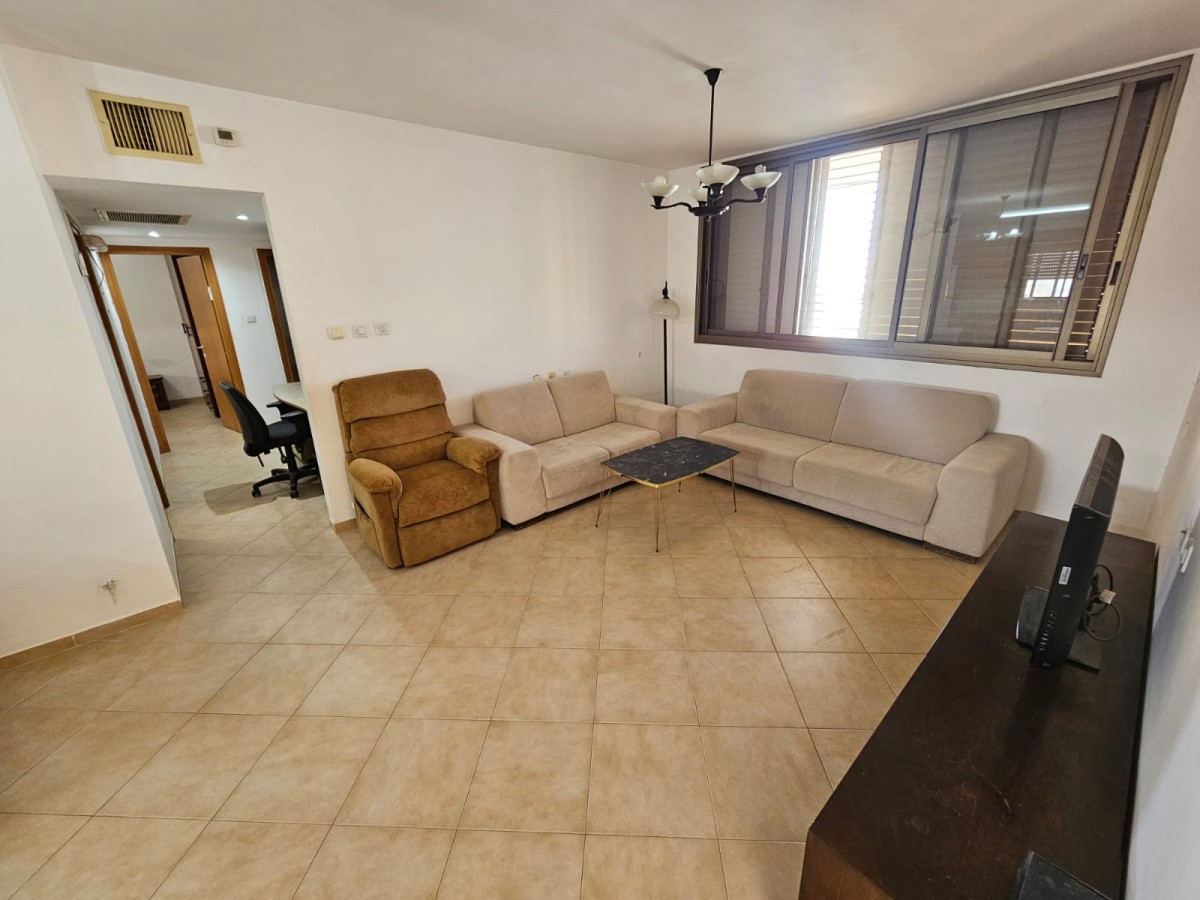 להשכרה בשכונת רמות דירת 4 חד' עם מרפסת!