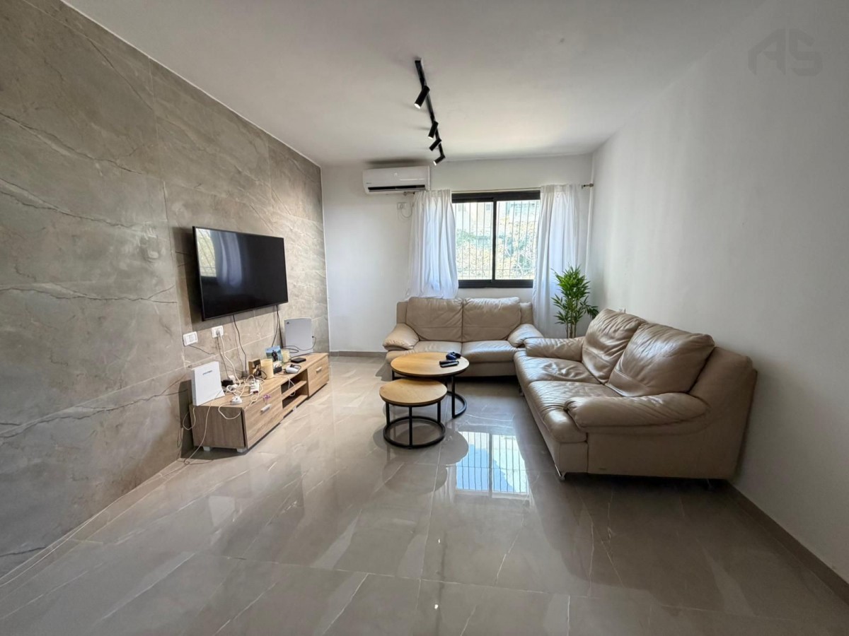 למכירה בשכונה ט' המבוקשת דירת 3 חד משופצת מהייסוד!