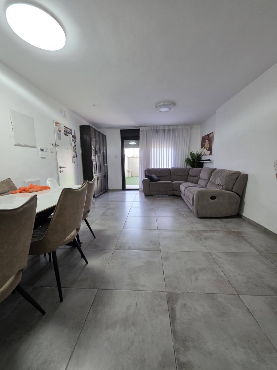 דירת גן 4 חדרים בבית