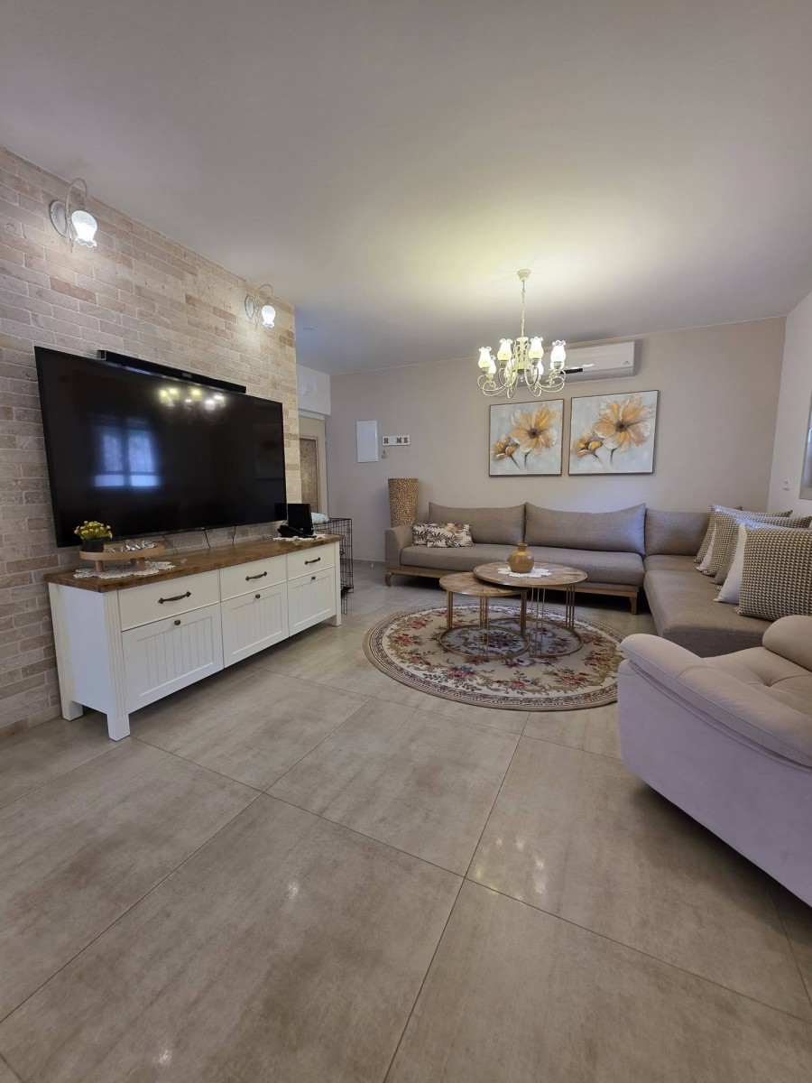 Rez de jardin 6 Pièces à HaTidhar Street,  Migdal HaEmek